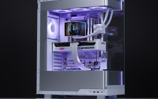 Polar Nexus Build — Ryzen 9 9900X + RTX 5070, dominasi tenang dengan tampilan futuristik putih